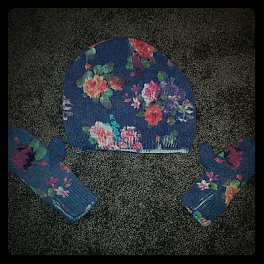 Little girls hat and mittens set.